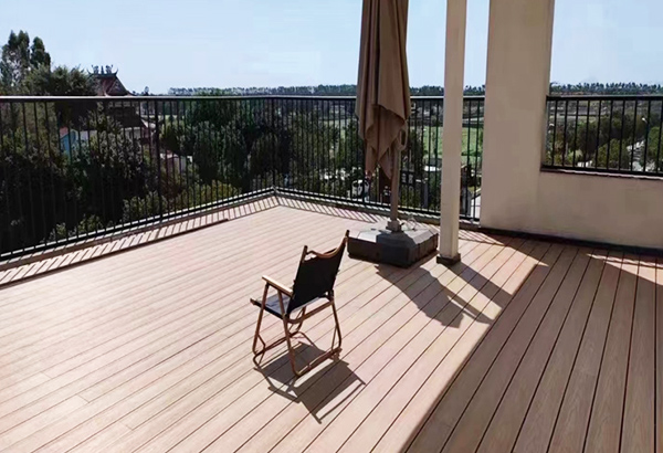 Installation de terrasse ext&eacute;rieure sur un balcon ensoleill&eacute;