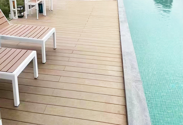 Terrasse ext&eacute;rieure entourant une piscine pour la d&eacute;tente et le divertissement