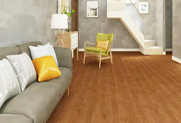 Installation de rev&ecirc;tement de sol SPC dans un salon moderne