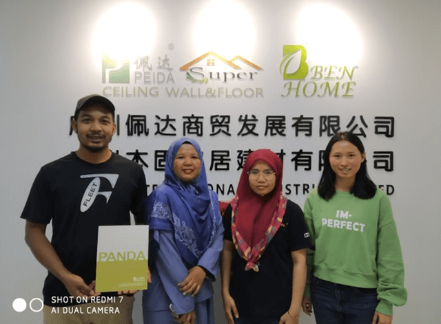 همکاری حرفه ای: ملاقات نمایندگان شرکت با مشتریان