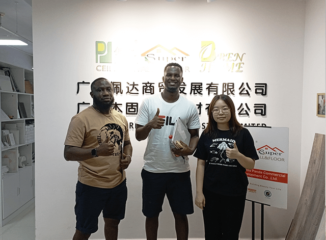 رضایت مشتری: مشتریان خوشحال در حال بازرسی محصولات در کارخانه