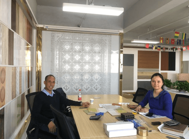 ความร่วมมือที่ประสบความสำเร็จ: ลูกค้าชมตัวอย่างผลิตภัณฑ์ในโชว์รูม