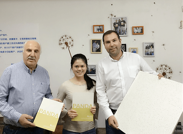 بازرسی محصول: مشتریان در حال بررسی کالاهای تمام شده در انبار