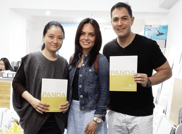 ตู้โชว์ผลิตภัณฑ์: ลูกค้าสำรวจตัวเลือกต่างๆ ในโชว์รูม