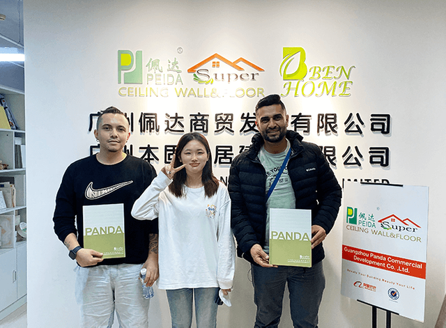 Kesetiaan Pelanggan: Foto Kumpulan Meraikan Perkongsian Jangka Panjang